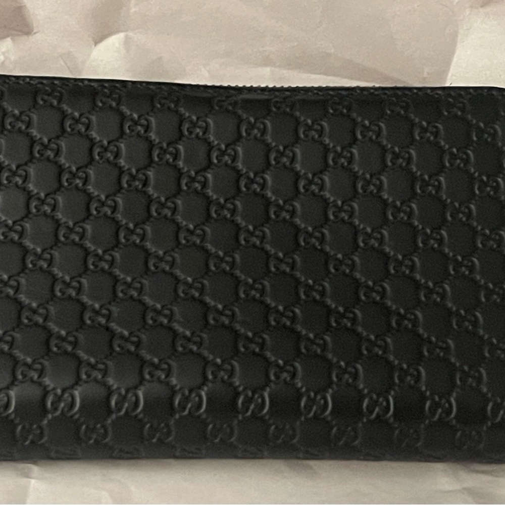 EUC Gucci women’s zip around Black Embossed Leather Wallet - Picture 2 of 16